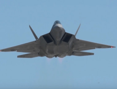 To κορυφαίο μαχητικό F-22 ίπταται και... «βρυχάται»! (βίντεο)